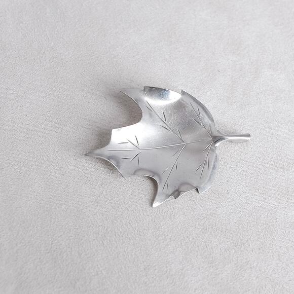 Vintage Stuart Nye Sterling Silver 925 Maple Leaf Brooch Handwrought USA - Picture 3 of 6